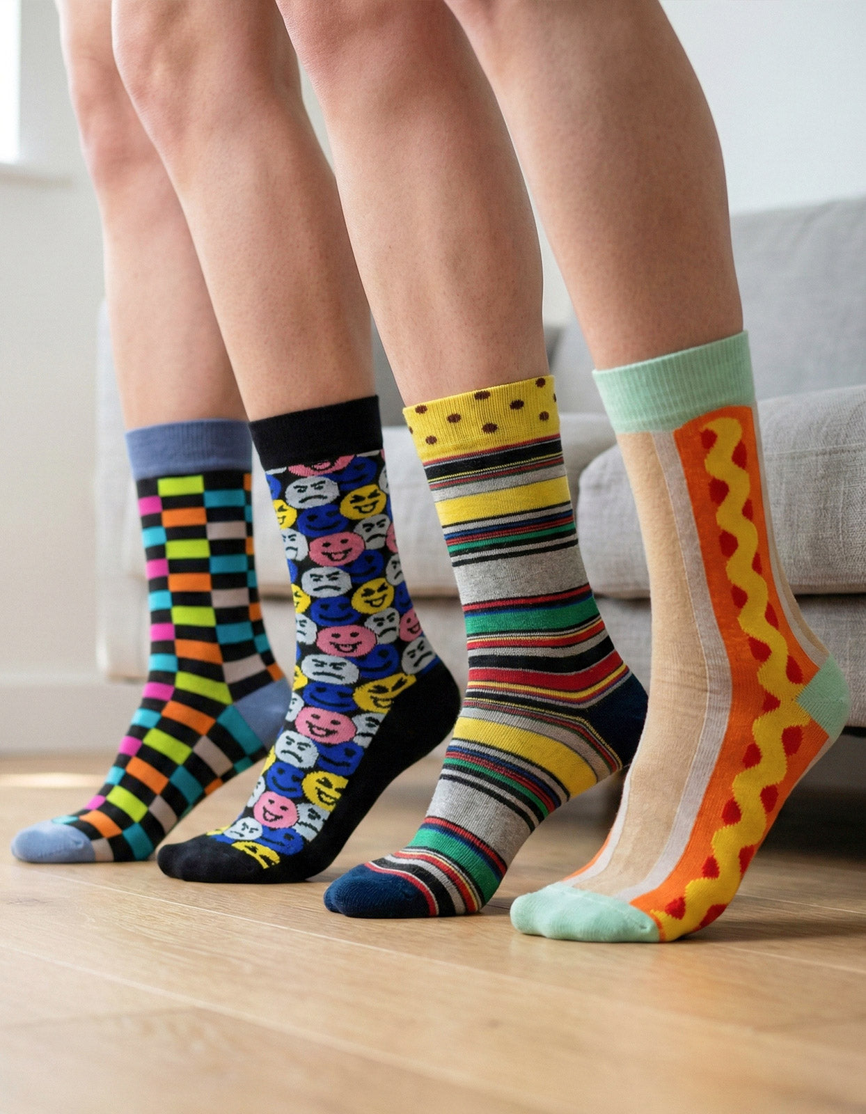 Kit 4 Meias Cano Alto Coloridas Xadrez Emoji Listras Hotdog