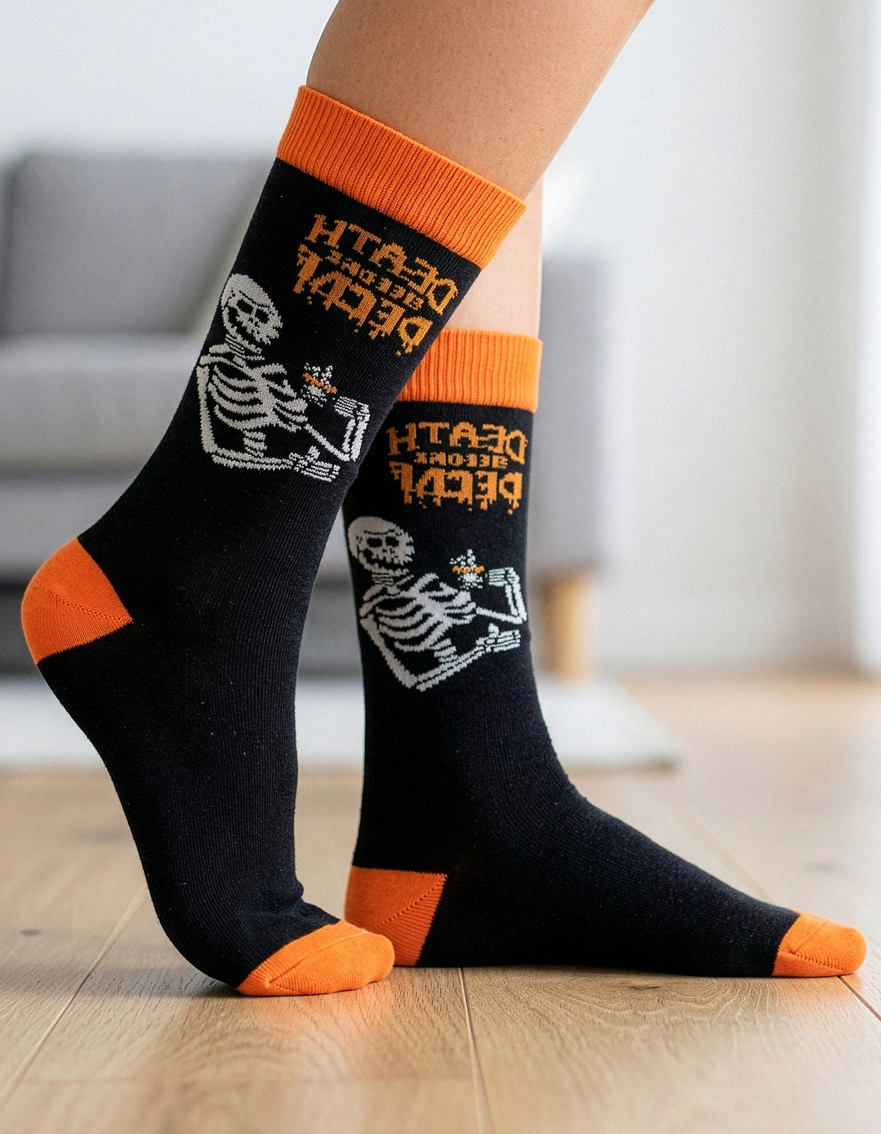 Meia Divertida Estampada Oddo Cano Longo Preto Laranja Cafeína Caveira